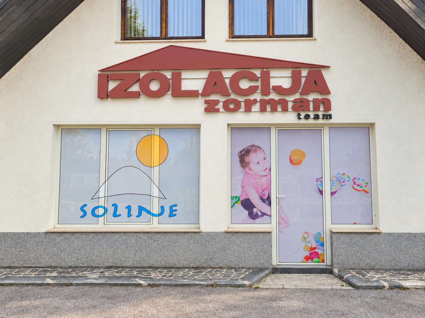 Poslikana okna in vhod v Solne sobe Šmarca